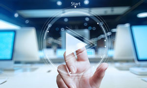 深圳注册公司 在深圳创业为什么都选择注册公司而不是注册个体户？在深圳创业不管是注册公司还是个体户的人都非常多，但近年来越来越多的人选择注册公司而不是注册个体户，原因为何呢？其实不管是注册个体户还是公司，都各有千秋，不过，注册公司对个人的发展还是更广阔的。下面和好顺佳小编来看看为何越来越多的选择注册公司而不是注册个体户。一、深圳注册公司，可以开很多很多分公司，不仅仅在深圳可以开分公司，还可以开在跨省跨市甚至漂洋过海到海外开。可以说需要在哪开就能在哪开。深圳注册个体户就不行了，一个人只能注册一个个体户，并且一个个体户也只能一个经营场所。因此个体户与公司比起来很大程度限制了你的发展。二、深圳注册公司享受的国家福利和政策比较多，各项税收优惠等都比较多。然而个体户能享受的国家政策福利就相对少了，因为一般的个体户的规模要比公司小很多，并且在缴税和解决就业问题的能力也有限，所以是比较少享受国家的福利政策的。三、公司比较容易找到合伙人或是投资人，因为公司承受的能力比个体户的大很多。而个体户需要找的投资人或是合伙人就非常难了，因为一般个体户都是一个人或是一个家庭为单位，很难有投资人或是合伙人愿意与你合作。四、公司的名称一看就是深圳XX公司，一看就比较高端大气上档次，所以如果有投资人要合作，都会考虑与公司合作。而个体户名称是不能有公司两字的，只能是XX商行、XX馆、XX行等，一看就觉得很小，而且与公司比起来，感觉有点不正规，所以很多投资者一般都不会跟个体户合作。五、公司可以转让，当经营不善，或是某些原因不想再经营了，不是一定要注销，还可以转让。然而个体户却是不能转让的。六、公司经营的风险没那么大，个体户经营的风险相对就比较大。比如，公司开的餐馆与个体户开的餐馆，假如出现了食物问题，需要赔偿什么的。个体户的法人可能会因此把全部身价都给赔偿进去，因为个体户是承担无限责任的。而公司就不会被赔的倾家荡产，因为公司赔偿是按公司的出资额为限度赔偿的。也就是说，个体户做生意亏本了，自己要负全部的怎人和债务，而公司如果破产，还会受到法律的保护，并且只需按公司的出资额负相应的责任。因为个体工商户不具有法人资格，公司具有法人资格。看了以上，终于知道为什么都选择注册公司而不是注册个体户了吧。当然也并不是说注册个体户就不好，要看创业者从事什么行业，想要一个什么样的发展，总之不管是注册公司还是个体户，都要根据实际情况，选择最适合自己的类型，那么就不管是公司还是个体户，都能有一番成就。